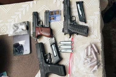 OPTIČKI NIŠANI, MECI, PIŠTOLJI...  Uhapšeni sa čitavim arsenalom naoružanja, evo i gde