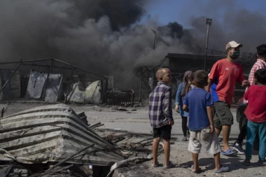 (FOTO) MIGRANTI SPALILI KAMP DO TEMELJA! Sprečili grčke vatrogasce da intervenišu
