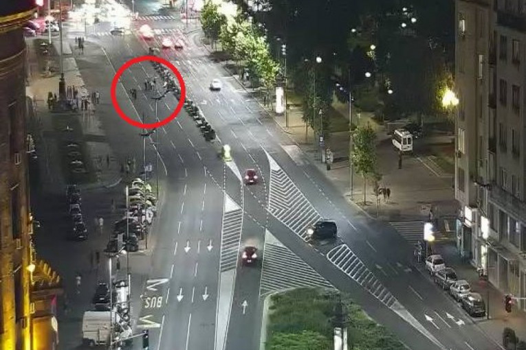 (FOTO) Haos u centru Beograda! Pet ljudi blokira saobraćaj