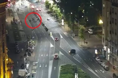 (FOTO) Haos u centru Beograda! Pet ljudi blokira saobraćaj