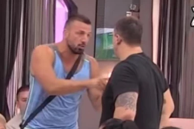 (VIDEO) NIKADA ŽEŠČI OKRŠAJ KRISTIJANA I TOMOVIĆA! Vladimir zapenio zbog vređanja Stanije: SKOČIO NA GOLUBOVIĆA - HAOS!