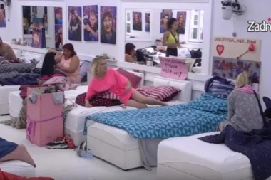 (VIDEO) NISU NI OČI OTVORILI VEĆ SU SE PREPUSTILI VRELIM STRASTIMA! Nisu marili za ostale zadrugare već su pred svima uradili OVO!