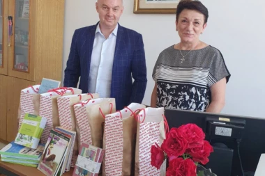 HUMAN GEST! Nakon što je biblioteka škole "Sveti Sava" izgorela, direktor Borbe poklonio 98 knjiga