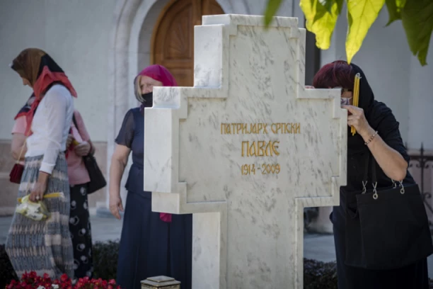 MONAH SA SVETE GORE NA GROBU NAJVOLJENIJEG POGLAVARA SPC: Patrijarh Pavle je svetlo našeg naroda