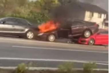 (VIDEO) Lančani sudar u Banjaluci: Vatra progutala automobil