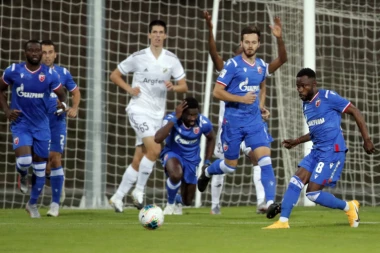 ŠOK NA STARTU MEČA: Povreda jednog od najvažnijih fudbalera Zvezde, MOMENTALNO je napustio teren!