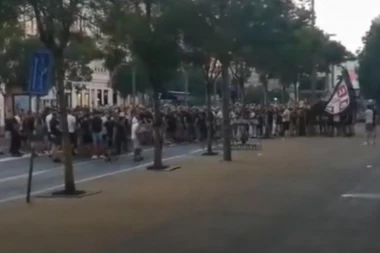 (VIDEO) NE ODUSTAJU: "Grobari" održali protest ispred FSS-a!