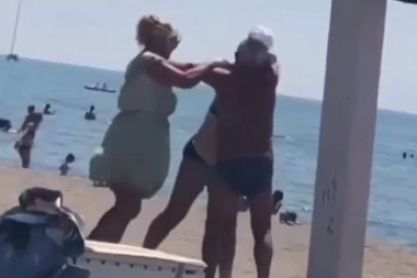 (VIDEO) ŽESTOKA TUČA NA CRNOGORSKOM PRIMORJU! Prvo pale psovke, a onda je krenula šorka