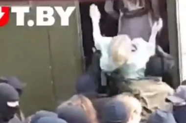 (FOTO) UBACILI JE U KOLA KAO VREĆU CEMENTA: Užasavajuće scene iz Minska, uhapšeno na hiljade demonstranata