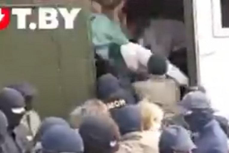 Kadrovi hapšenja demonstrantkinje u Minsku