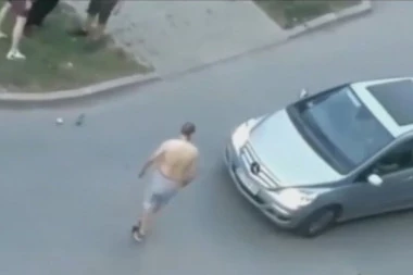 (VIDEO) Šta se dešava u Novom Sadu?! Pojavio se novi šokantan snimak na kome muškarac divlja i urinira na ulici