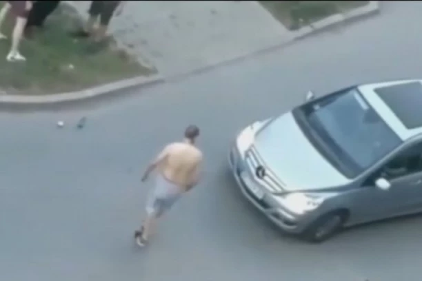 (VIDEO) Šta se dešava u Novom Sadu?! Pojavio se novi šokantan snimak na kome muškarac divlja i urinira na ulici