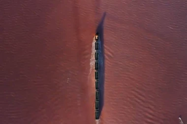 (VIDEO) SLANO JEZERO U SIBIRU POSTAJE RUŽIČASTO: Posetioci hrle da vide ovaj FENOMEN!