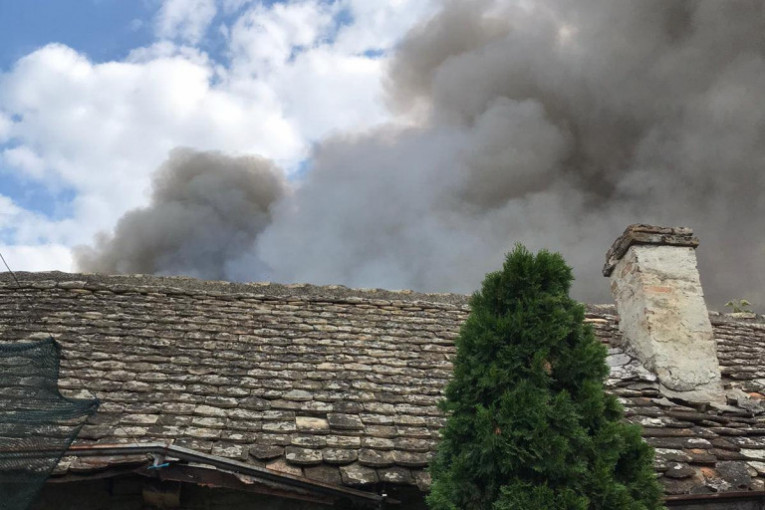 Gust dim koji se vidi iz okolnih kuća