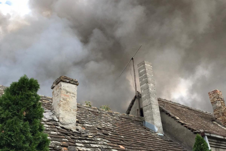 Gust dim koji se vidi iz okolnih kuća