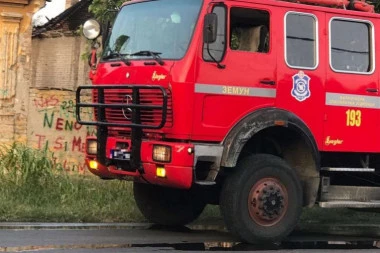 GORI AUTOMOBIL U OBRENOVCU: Izbio požar na vozilu, vatrogasci na terenu (FOTO)