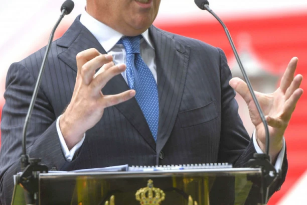 MILO ĐUKANOVIĆ OPET HUŠKA CRNOGORCE PROTIV SRBIJE! Krivi mu za PROPAST CRNE GORE, pošto je tobože "PROSPERIRALA" za vreme njegove vladavine!