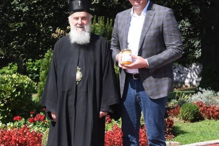 (FOTO) Vučić razgovarao sa patrijarhom Irinejem, a od njega dobio SPECIJALNI POKLON!