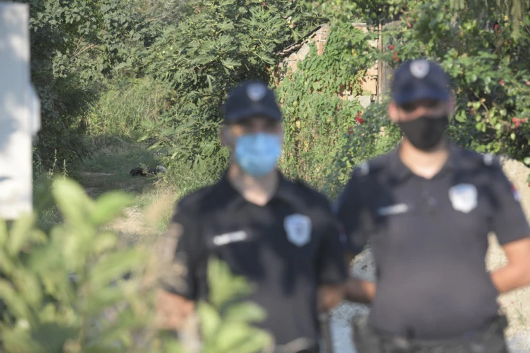 (FOTO, VIDEO) REPUBLIKA NA MESTU PORODIČNE TRAGEDIJE! Komšije: Dragan je ubio majku i sebe da bi skratio muke!