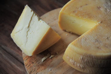 Evo kako da vam se kačkavalj ne ubuđa u frižideru: Uz jedan sastojak sir će dugo biti svež