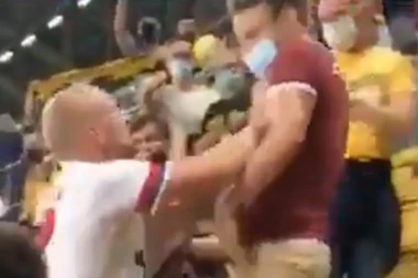 (VIDEO) SKANDALČINA U NEMAČKOJ: Fudbaler davio navijača na tribinama!