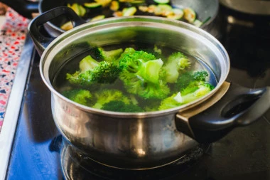 (RECEPT) Neobična čorba sa brokolijem i kačkavaljem: Savršen lagani ručak ili toplo predjelo