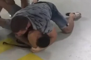 (VIDEO) PROCURIO SKANDALOZAN SNIMAK NASILJA! Poznati srpski jutjuber brutalno mlati mladića pred devojkom!