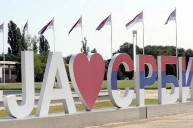 VIORE SE TROBOJKE! Predsednik Vučić čestitao Dan državnosti: ŽIVELA SRBIJA!