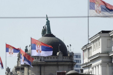 KOME SMETAJU SRBI I SRPSKA TROBOJKA!? Pred obeležavanje Dana srpskog jedinstva, zastava Srbije najpre oskrnavljena, a potom i zapaljena! (FOTO)