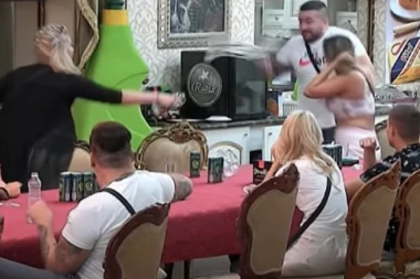 Jelena Golubović ponovo odlepila u rijalitiju: Polila cimere iz rijalitija, a onda se skinula DO GOLE KOŽE!