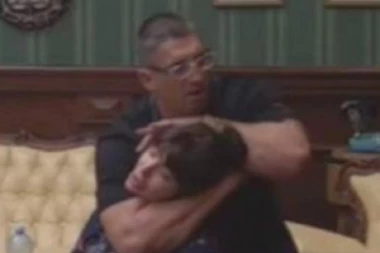 (VIDEO) KRISTIJAN UHVATIO MILJANU ZA VRAT: Vrištala na sav glas!