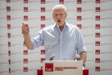 (VIDEO) TADIĆ OPLEO PO OPOZICIJI, PA SE DOTAKAO JEREMIĆA: Nemaš pojma o politici!