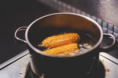 (VIDEO) Ceo život jedemo kuvani kukuruz pogrešno?! Pogledajte kako to Japanci rade!