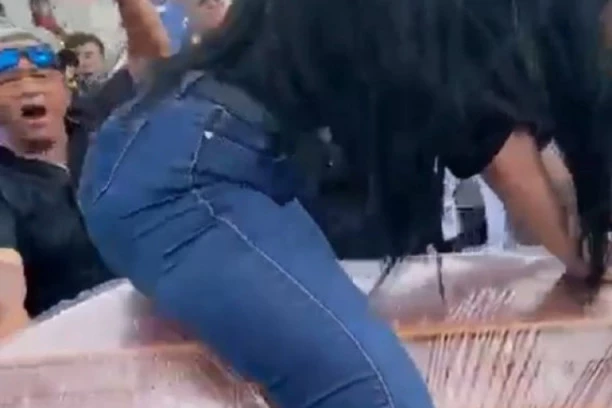 (VIDEO) Ovo je nešto najbizarnije što ćete ikada videti: Devojka je uzjahala mrtvački sanduk, a onda izvela zavodljiv performans