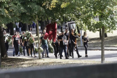 (FOTO) JAO SINE MOJ, NE IDI, VRATI SE! Porodica jecala na grobu: Sahranjen Strahinja Stojanović