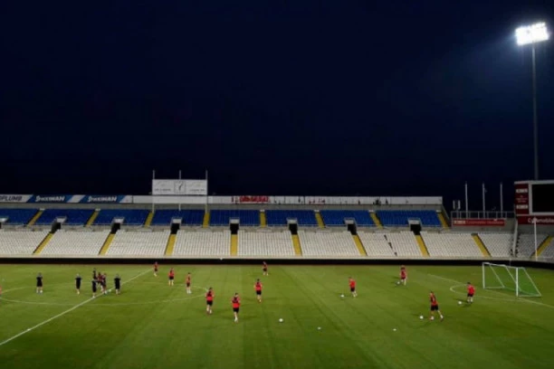 (FOTO) KIPAR GORI: Kosovo je Srbija! Moćna podrška našem narodu od navijača Apoel-a!