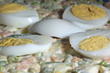 RECEPT ZA NAJBOLJU RUSKU SALATU! Nezaobilazna je za vreme PRAZNIKA, a OVAJ sastojak je tajna njenog SAVRŠENSTVA!