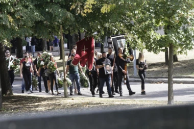 (FOTO) Poslednje ZBOGOM Strahinji Stojanoviću: Majka URLIKALA od BOLA, policija snimala celu sahranu