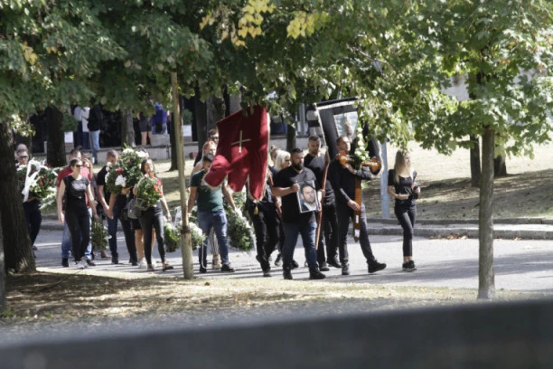 (FOTO) Poslednje ZBOGOM Strahinji Stojanoviću: Majka URLIKALA od BOLA, policija snimala celu sahranu