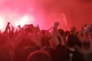 HAOS NA UTAKMICI U CRNOJ GORI: Prekinut susret elitnog fudbalskog ranga, stolice i baklje letele na sve strane - GOLMAN jedva izvukao ŽIVU GLAVU! (VIDEO)