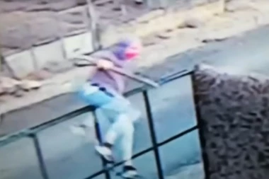 (VIDEO) Leskovčani u panici zbog mladića koji ih maskiran napada motkom