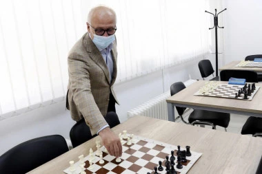 VESIĆ OBRADOVAO NAJSTARIJE: Otvoren klub za seniore na Banjici