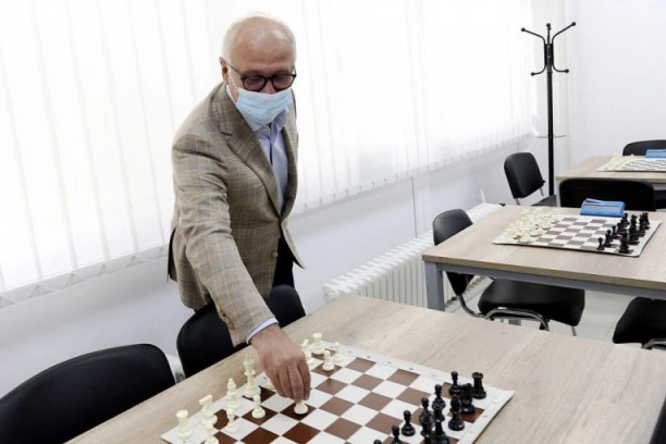 VESIĆ OBRADOVAO NAJSTARIJE: Otvoren klub za seniore na Banjici