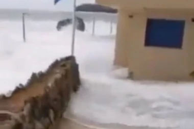 (VIDEO) LOMI DRVEĆE NA ZAKINTOSU, KEFALONIJA PREPLAVLJENA TALASIMA: Pogledajte kako je CIKLON JANOS razorio Grčku!