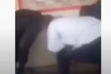 (VIDEO) OSKRNAVILI PRAVOSLAVNI HRAM: Prali prljavštinu sa patika SVETOM VODICOM!