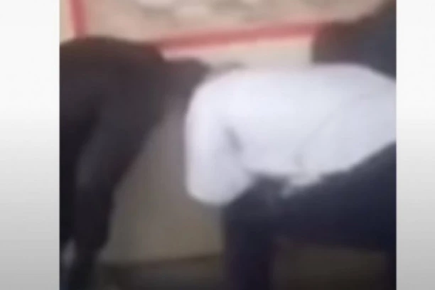 (VIDEO) OSKRNAVILI PRAVOSLAVNI HRAM: Prali prljavštinu sa patika SVETOM VODICOM!