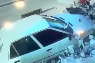 (UZNEMIRUJUĆI VIDEO) SAM BOG IH SAČUVAO! Zaleteo se autom u prodavnicu: Za dlaku izbegnuta smrt DVOJE DECE!