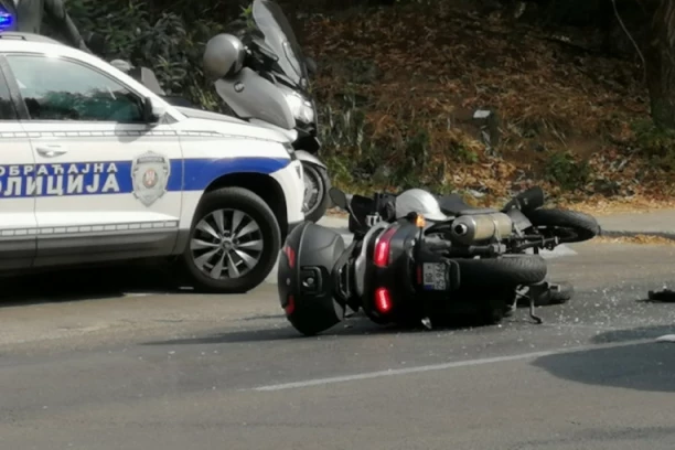 MOTOCIKLISTA POKOSIO ŽENU NA PEŠAČKOM! Užas u Čačku, dvoje povređeno, starica ostala da leži na kolovozu dok Hitna pomoć nije došla