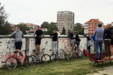 (FOTO) EVO KAKO SE PUBLIKA DOVIJA U DOBA KORONE! Direktan prenos sa klupa i bicikala