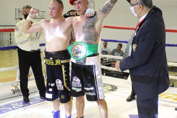 SRBIN BIJE K'O SVETI ILIJA: Marko Nikolić odbranio titulu WBC šampiona Mediterana